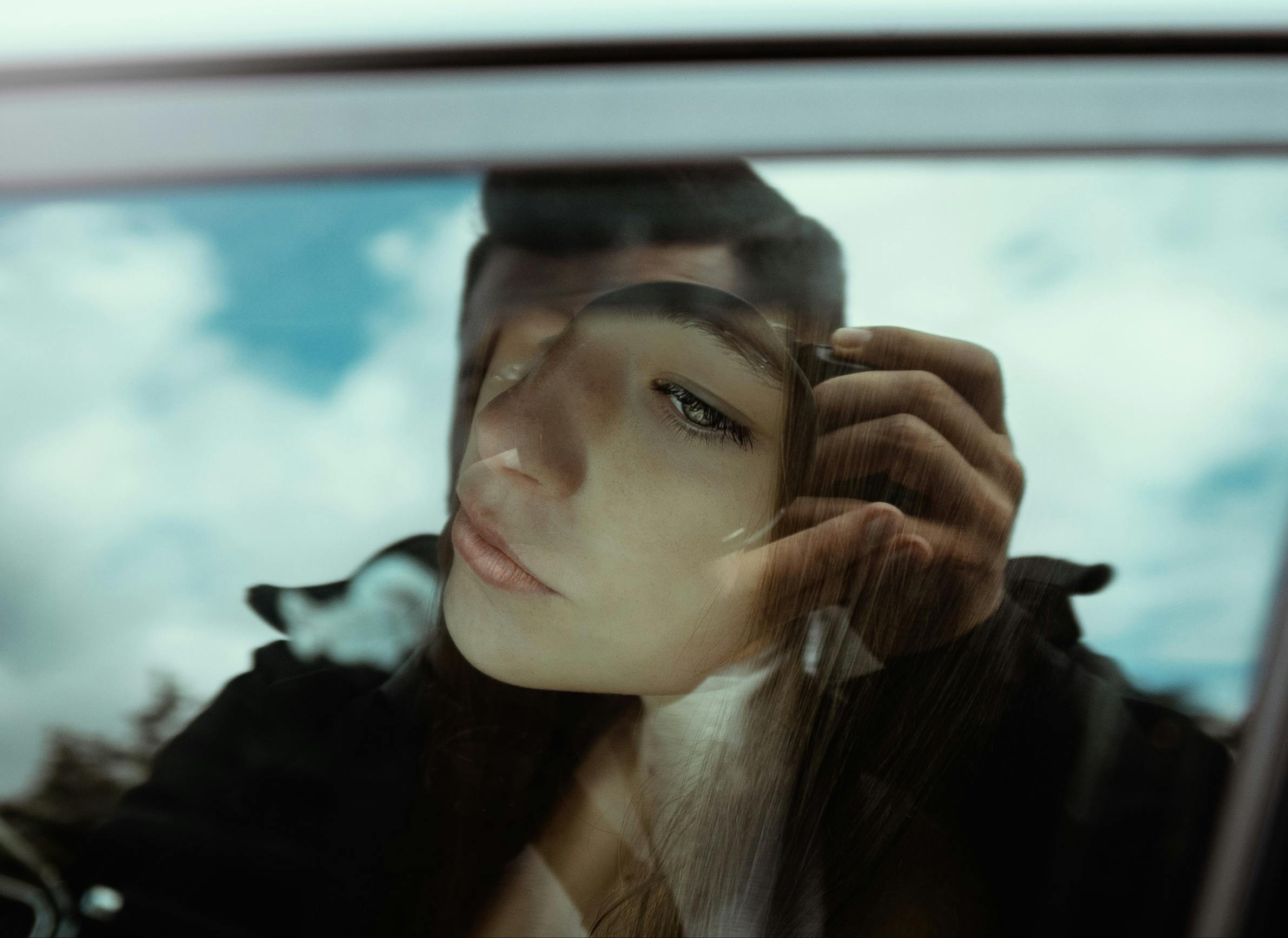 Nachdenkliche Frau, Die Durch Autofenster Schaut